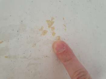 Gelbe Flecken auf einer weißen Wand