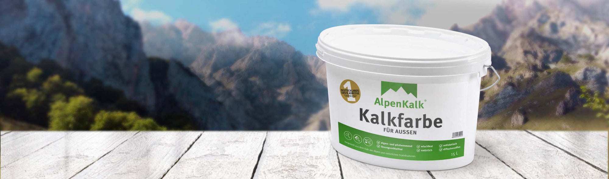 Alpenkalk Kalkfarbe für Außen vor einem Bergpanorama