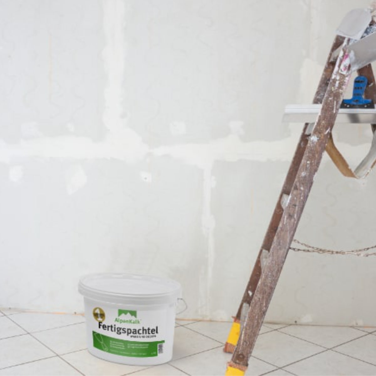Verschachtelte Wand mit Alpenkalk Fertigspachtel im Vordergrund